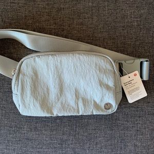 BNWT Lululemon Everywhere Belt Bag 1L silver drop